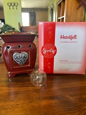 Scentsy HEARTFELT Red Ceramic Warmer with Heart Accent New bulb